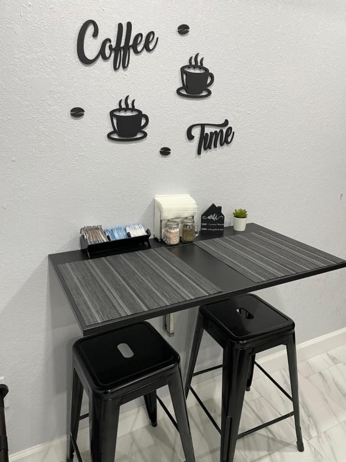 The Little Paris Suite Tampa Esterno foto